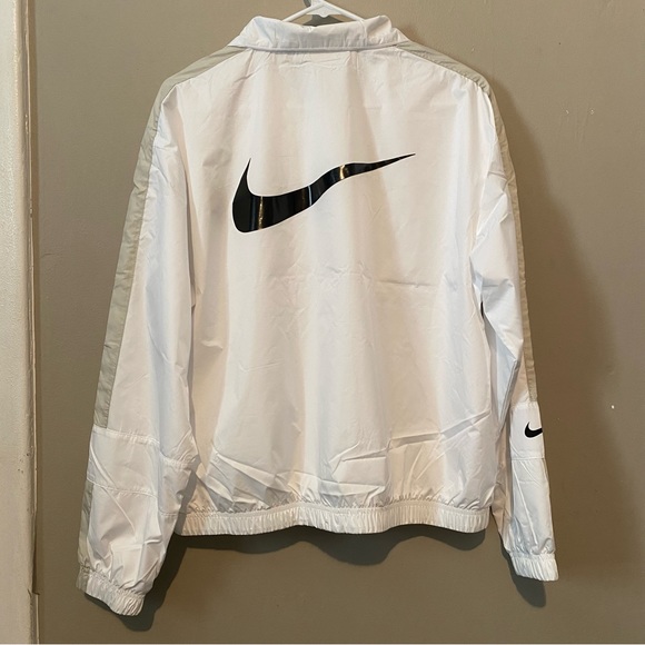 Nike Women Sportswear Repel Running Windbreaker Jacket Size Medium (DV3006-100) - Picture 5 of 10